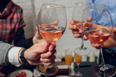 İçkili kadehler ve kadeh kaldırma, parti.