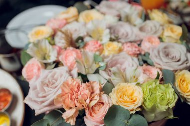 Gül odaklı farklı bahar çiçeklerinin yakın çekimi.