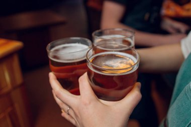 Garson tepside soğuk bira servisi yapıyor..