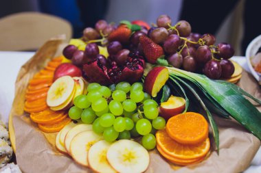 Burgerler, soğuk atıştırmalıklar, et ve salatalarla dolu açık büfe masası..