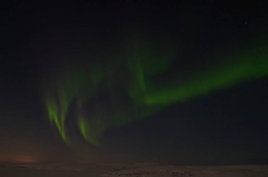 Güneş doğmadan önce sessiz alanda kuzey ışığı.