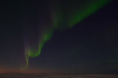 Güneş doğmadan önce sessiz alanda kuzey ışığı.