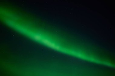 Güneş doğmadan önce sessiz alanda kuzey ışığı.