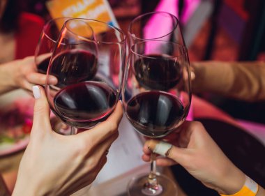 İçkili kadehler ve kadeh kaldırma, parti.