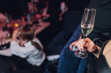 İçkili kadehler ve kadeh kaldırma, parti.