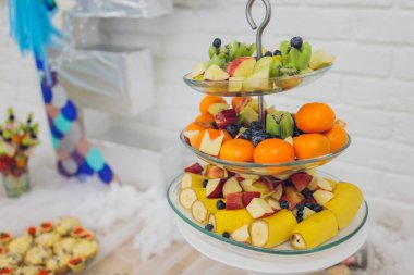Güzel dekore edilmiş yemek masası farklı atıştırmalıklar ve sandviçli aperatifler, havyar, kurumsal noel partisinde taze meyve ya da düğün kutlaması..