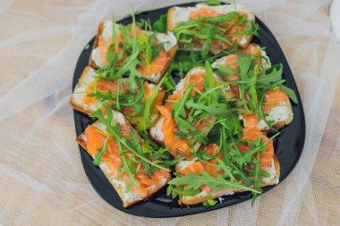 Güzel dekore edilmiş yemek masası farklı atıştırmalıklar ve sandviçli aperatifler, havyar, kurumsal noel partisinde taze meyve ya da düğün kutlaması..