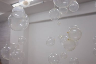 Tuğla Duvarda Beyaz ve Şeffaf Balonlar.