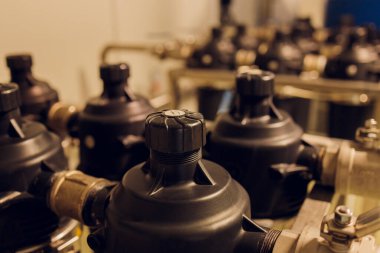 Bitki atölyesinde su arıtma filtresi ekipmanı.