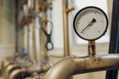 sensörleri ve göstergeleri olan atık su arıtma sistemi.