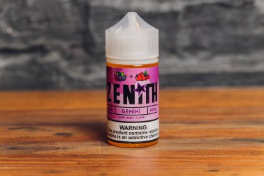 Ufa, Rusya, 5 Temmuz 2020: E-likit e-meyve suyu Elektronik sigara buharlaştırma cihazı için yüksek buhar, şişe içinde vape bar tezgahında duman buharı. Zenith markası