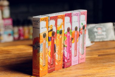Ufa, Rusya, Vape Shop, 3 Temmuz 2020: Buharlı kalem, elektronik sigara veya sigara modu, e sigara, e