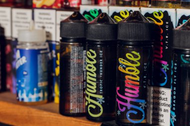 Ufa, Rusya, 5 Temmuz 2020: E-likit e-meyve suyu Elektronik sigara buharlaştırma cihazı için yüksek buhar, şişe içinde vape bar tezgahında duman buharı. marka