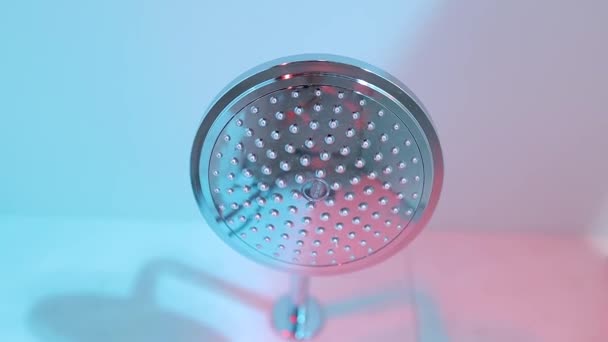Détail d'une baignoire contemporaine avec luminaire de luxe. — Video