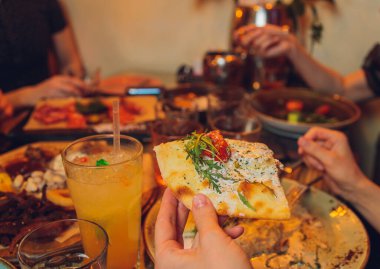 İçkili kadehler ve kadeh kaldırma, parti.