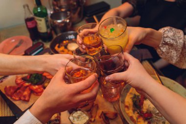 İçkili kadehler ve kadeh kaldırma, parti.