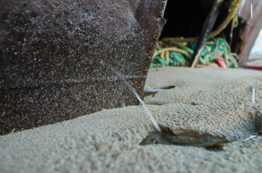 Baykal Gölü kıyısındaki eski paslı gemi..