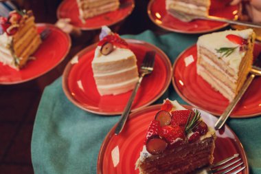 Beyaz tabakta servis edilen çilekli kek. Yenecek hazır..