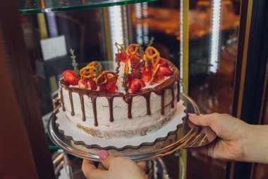 Çilekli ve vanilyalı krema. Seçici odak.