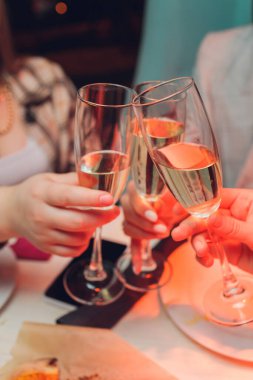 İçkili kadehler ve kadeh kaldırma, parti.