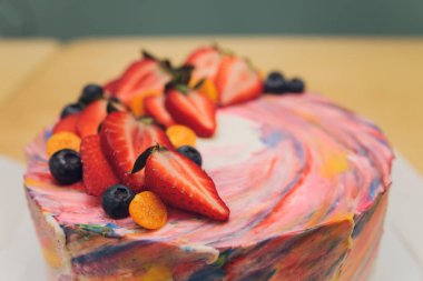 Çilekli ve vanilyalı krema. Seçici odak.