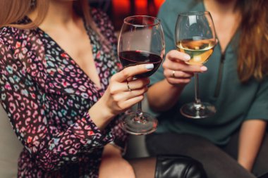 İçkili kadehler ve kadeh kaldırma, parti.