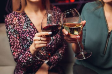 İçkili kadehler ve kadeh kaldırma, parti.