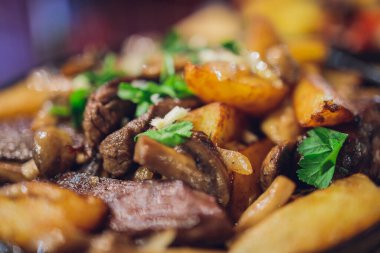 Lezzetli, sulu ızgara biftek, domates ve ahşap bir tahtanın üstünde kızarmış sebze..