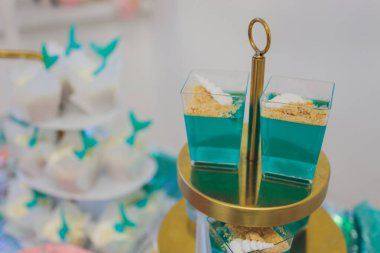 Turkuaz renkli, nefis bir çikolata..