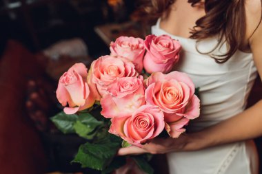 Gelinlerin ellerinde güzel bir düğün buketi.