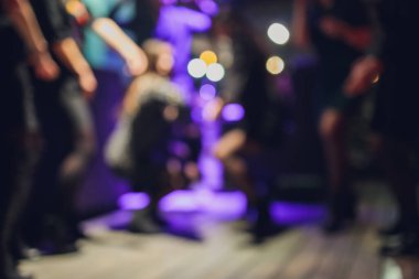 Düğün gününde dans pistinde dans etmek..