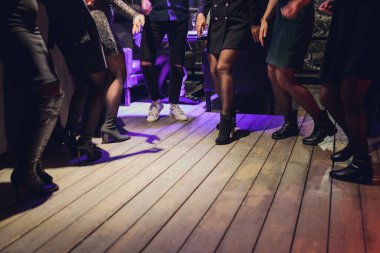 Düğün gününde dans pistinde dans etmek..