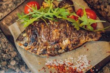 Dorado ızgarada, tahtada, ahşap masada..