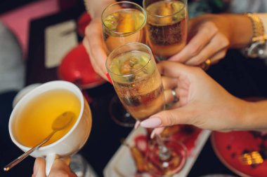 İçkili kadehler ve kadeh kaldırma, parti.