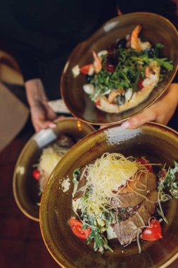 Masanın üstündeki menü için üç farklı salata ve kızarmış peynir..