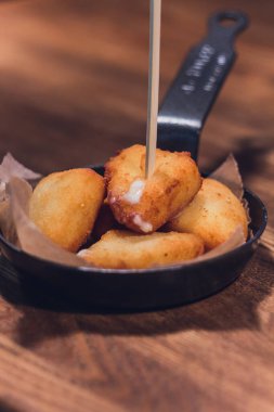 Bir kase arancini - mozzarella soslu pirinç topları.