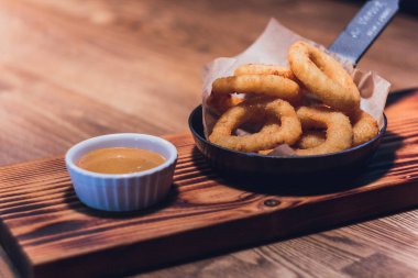 Tahtadaki soğan halkaları seçici odaklı..
