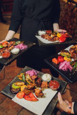Masada ızgara kaburga bifteği ve sarı patates dilimleri ve tabağın üstündeki tabakta yağ ile fotokopi alanı..