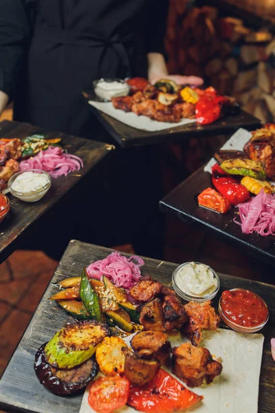 Masada ızgara kaburga bifteği ve sarı patates dilimleri ve tabağın üstündeki tabakta yağ ile fotokopi alanı..