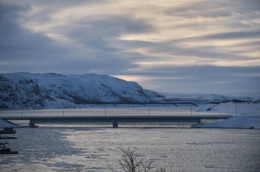 Batı Tibet 'te Manasarovar Gölü. Hindu dinine göre, göl ilk olarak Tanrı Brahma 'nın zihninde yaratıldı ve sonra Dünya' da ortaya çıktı..