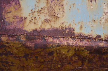 Tamire ihtiyacı olan eski, paslı yelkenli gemi..