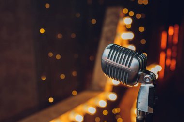 Parlak perde arkaplanındaki Retro mikrofon.