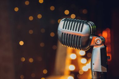 Parlak perde arkaplanındaki Retro mikrofon.