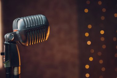 Parlak perde arkaplanındaki Retro mikrofon.