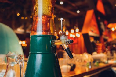 Soğuk bira ve atıştırmalık bardaklar masada..