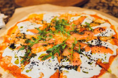 Tahtada roka ve kiraz domatesli pizza..