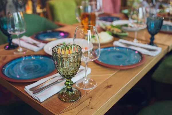 A vendéglátó-ipari ételek közelsége az asztalon. — Stock Fotó
