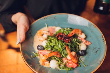 Pişmiş karidesli sağlıklı yeşil bahçe salatası..