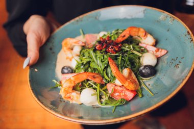 Pişmiş karidesli sağlıklı yeşil bahçe salatası..