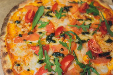 Tahtada roka ve kiraz domatesli pizza..